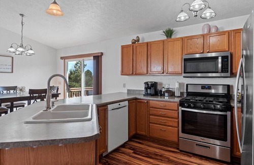 Summerset Apartment | Family-Friendly 5 BR Home with Playground & Breakfast