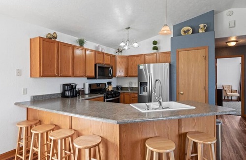 Summerset Apartment | Family-Friendly 5 BR Home with Playground & Breakfast