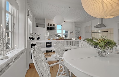 Østermarie House | Stylish Vacation Home in Østermarie with Spa & Kitchen