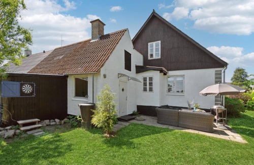 Østermarie House | Stylish Vacation Home in Østermarie with Spa & Kitchen