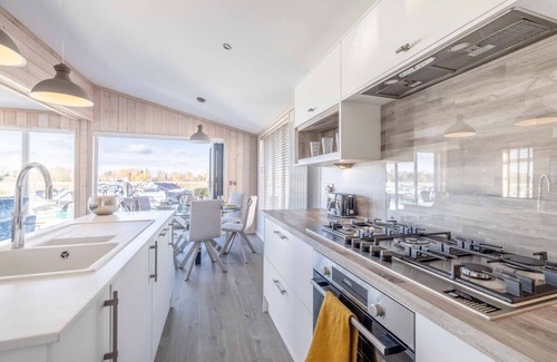 Windsor House | Unforgettable Lodge at Windsor Racecourse Marina - 10/10 Rated