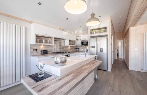 Windsor House | Unforgettable Lodge at Windsor Racecourse Marina - 10/10 Rated