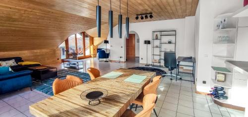 Munchen District Apartment | Chic Loft Retreat with Balcony | Rated 10/10 by Guests
