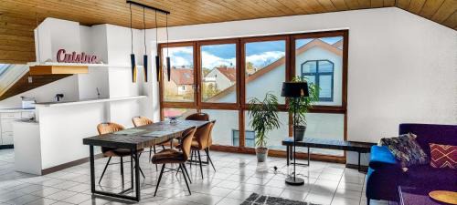 Munchen District Apartment | Chic Loft Retreat with Balcony | Rated 10/10 by Guests