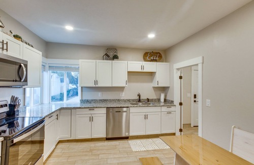 Logan Apartment | Stylish Logan Retreat: Smart TV, Kitchen & Spa Amenities!