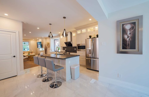 Brockton Village House | Elegant 3 BR Villa with Kitchen - Dufferin for Families