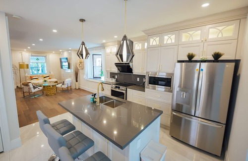 Brockton Village House | Elegant 3 BR Villa with Kitchen - Dufferin for Families