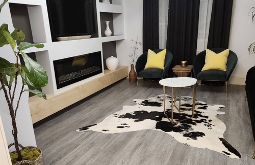 Alden Manor Apartment | Guest Rated: 9.6 - Stylish Luxe Apartment with Kitchen