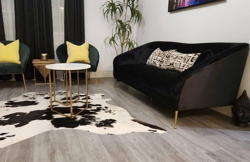 Alden Manor Apartment | Guest Rated: 9.6 - Stylish Luxe Apartment with Kitchen