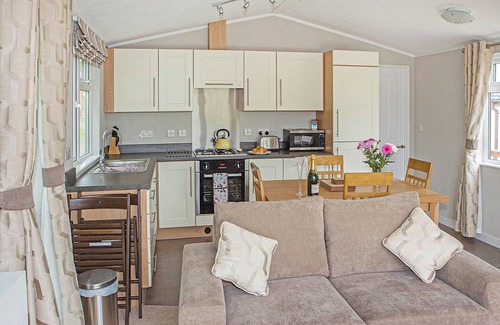 Halfway House Ski Chalet | Stylish Lodge with Spa, Hot Tub and Family-Friendly Amenities
