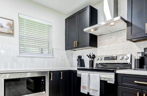 Brenham House | Stylish main-level home in historic downtown Brenham—walking distance to shops!