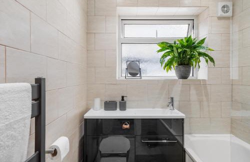 Maidstone Apartment | Chic Maisonette with Free Parking & Wi-Fi, Rated 9/10