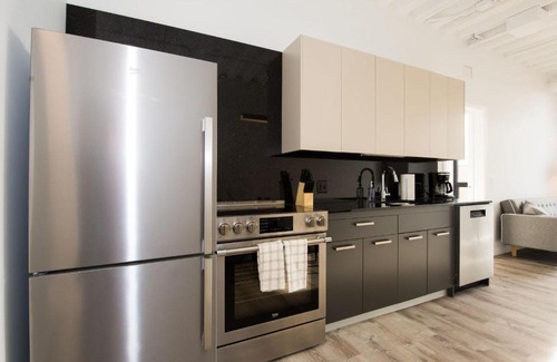 Edgewater Apartment | Modern 1BR Suite Near Loyola University - Family Friendly