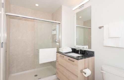 Edgewater Apartment | Modern 1BR Suite Near Loyola University - Family Friendly