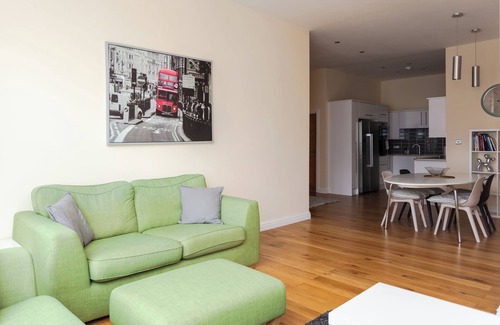 Peninsula Apartment | Modern 2 Bedroom Retreat in Greenwich with Spa & Breakfast