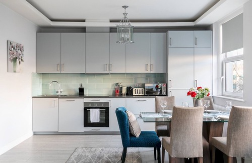 Earl's Court Apartment | Modern 2-Bedroom Apartment on Cromwell with Great Amenities
