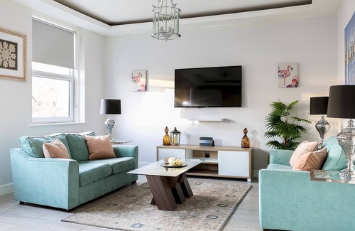 Earl's Court Apartment | Modern 2-Bedroom Apartment on Cromwell with Great Amenities
