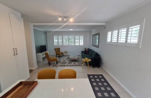 Sea Point Apartment | Modern Apartment in Sea Point with Pool & Breakfast Included