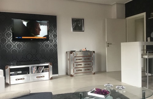Marsberg Apartment | Modern Apartment with Lake View & Spa Amenities
