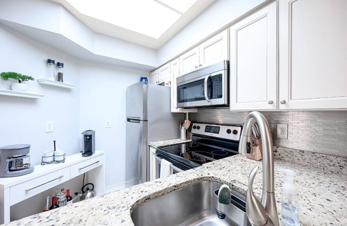 Central Naples Condo | Modern Condo in Naples FL with Tennis Court & Spa Amenities