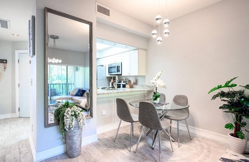 Central Naples Condo | Modern Condo in Naples FL with Tennis Court & Spa Amenities