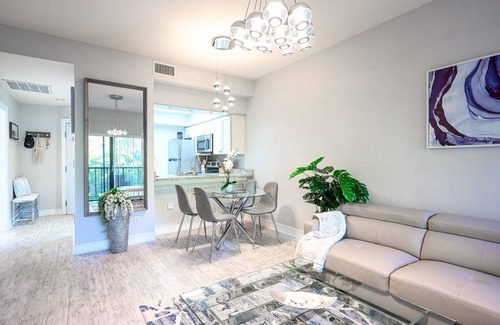 Central Naples Condo | Modern Condo in Naples FL with Tennis Court & Spa Amenities
