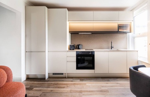 Hillingdon Apartment | Stylish Modern Designed Apt, near Station, London