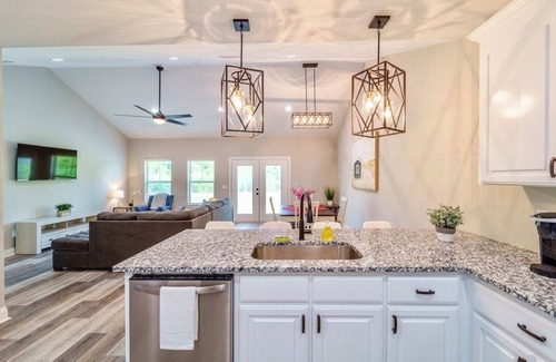 Dothan House | Stylish & Modern Dothan Getaway Mins to Downtown!