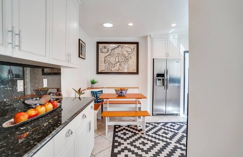 Pico - Robertson House | Chic Retreat in Beverly Hills with Ocean View & Pet Friendly