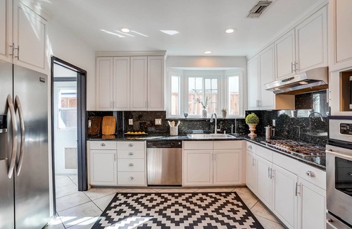 Pico - Robertson House | Chic Retreat in Beverly Hills with Ocean View & Pet Friendly