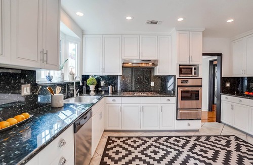 Pico - Robertson House | Chic Retreat in Beverly Hills with Ocean View & Pet Friendly