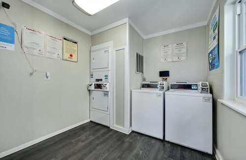 Allandale Apartment | Modern Studio Retreat Near Downtown with Pet-Friendly Options
