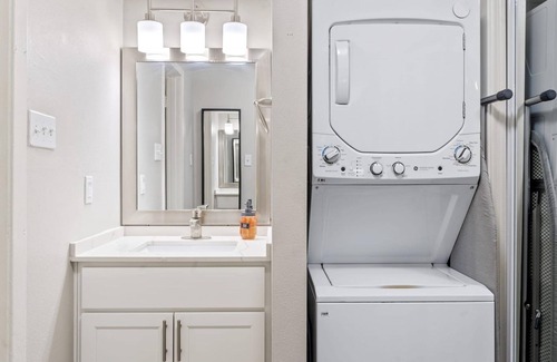 Allandale Apartment | Modern Studio Retreat Near Downtown with Pet-Friendly Options