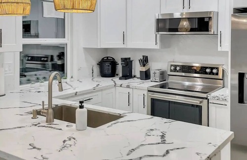 Modesto House | Modern Modesto Retreat: Ideal for Families & Pet Lovers