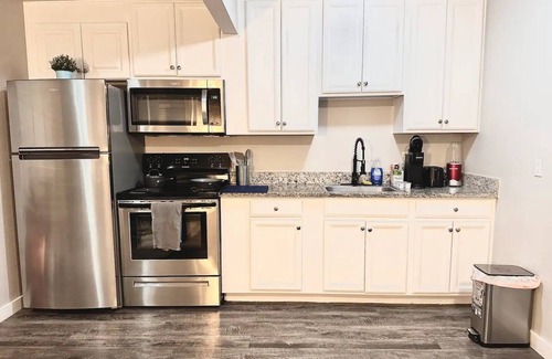 Central Arlington Apartment | Stylish Accommodations Near Stadiums with Parking & Wifi