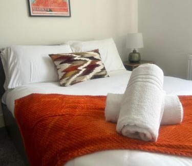 Thorpe Satchville Apartment | Stylish New 4BR - Great for Groups - Free Parking