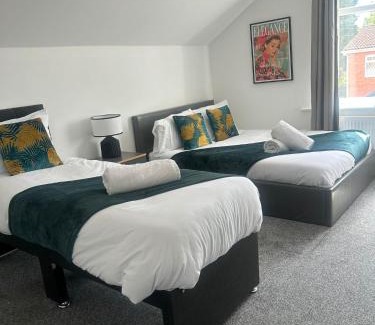Thorpe Satchville Apartment | Stylish New 4BR - Great for Groups - Free Parking