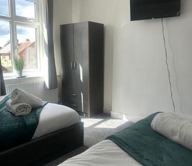Thorpe Satchville Apartment | Stylish New 4BR - Great for Groups - Free Parking