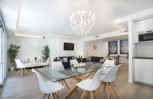 Alicante City Centre Apartment | Elegant Apartment in Alicante with Oceanfront Views & Spa