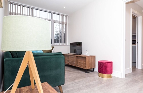Horsham Apartment | Stylish New Apartment Close To Town Centre And Train Station By 247 Lets