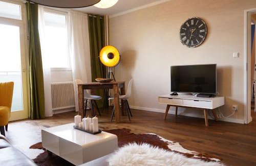 Lend Apartment | Modern New City Apartment - Guest Rated 9.7/10!