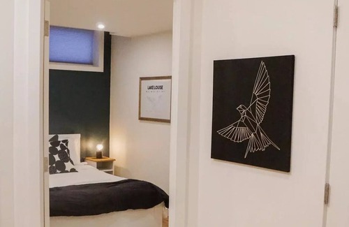 Cochrane House | Stylish New Suite next door to the Rockies