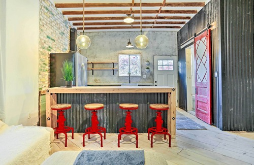 Forest Hill House | Modern Newark Retreat with Deck & Family-Friendly Amenities