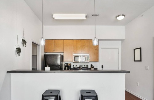 North Loop Apartment | Modern North Lamar Retreat for Groups with Free Parking
