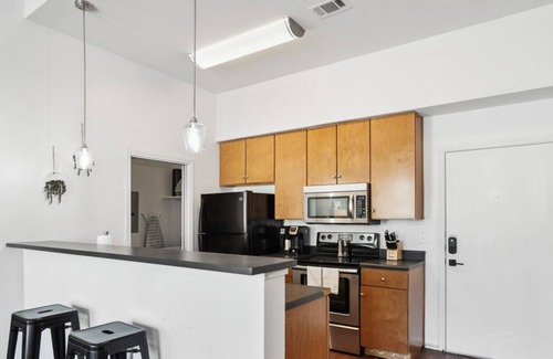 North Loop Apartment | Modern North Lamar Retreat for Groups with Free Parking