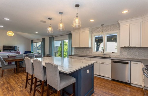 Waukee House | Stylish Oasis For Unforgettable Getaways 5 Bedroom Home by RedAwning
