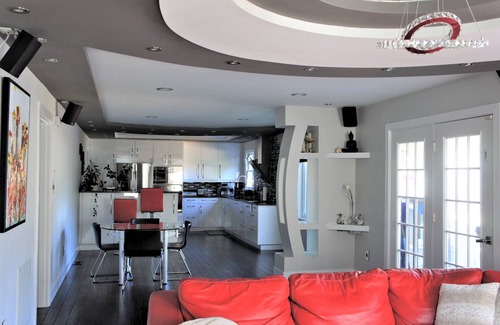 Laurel House | Elegant Retreat in Richmond's West End with Spa & Pool