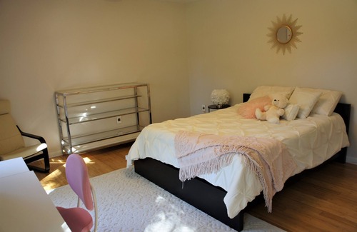 Laurel House | Elegant Retreat in Richmond's West End with Spa & Pool
