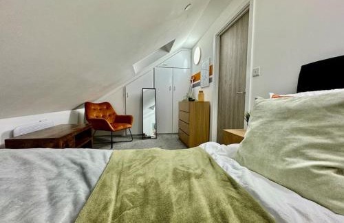 Gabalfa Apartment | Modern One Bedroom with Cozy Sofa Bed & Breakfast Included