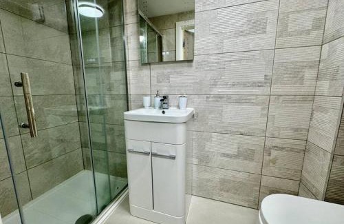 Gabalfa Apartment | Modern One Bedroom with Cozy Sofa Bed & Breakfast Included